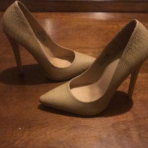 Pointed toe Tan heels 👠